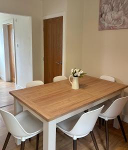 Flaxman Avenue - Lovely 4 bed home, 5 mins drive to York City Centre, Free superfast Wi-fi, Free on-street parking