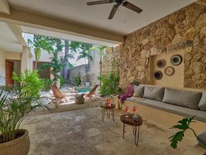 Colonial Charm, City Center, 2 BR- 10min walk to Cathedral, Pool, Private House