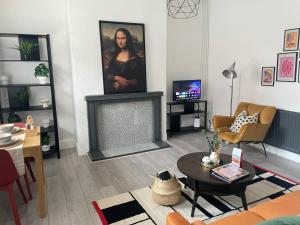 Bright and Cosy 2 bed House with free parking near the city centre