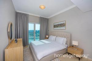HomesGetaway -Fanciful 1BR Apartment in JLT Lake View