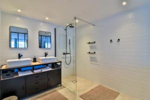 Maisons de vacances Mediterranean Villa With Sea View In Bormes : photos des chambres