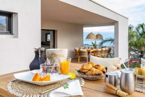 Maisons de vacances Contemporary Villa With Hillside Views : photos des chambres