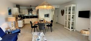 Apartment Blue Riviera - am Strand mit Meerblick und Pool by Riviera HomeLife