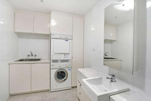 Elegant 2BR Apt in City Tower by Corporate Keys