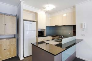 Elegant 2BR Apt in City Tower by Corporate Keys