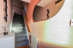 Noah Suite - Central 2BR Apartment with Parking & WIFI