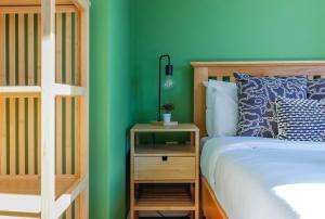 Noah Suite - Central 2BR Apartment with Parking & WIFI