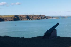 Charming Village Cottage for 8 Close to Tenby