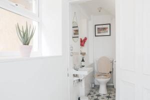 Charming Village Cottage for 8 Close to Tenby