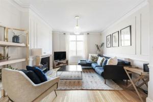 Elegant 6 Bed Home with Garden & Balcony By Harrods