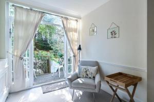 Elegant 6 Bed Home with Garden & Balcony By Harrods