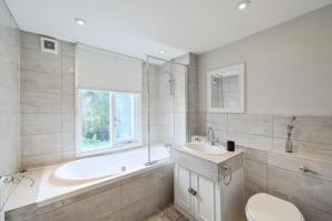 Elegant 6 Bed Home with Garden & Balcony By Harrods