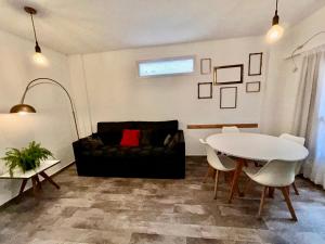 Excelente dto nuevo Almagro 2 ambientes a 100 mts del hospital Italia Ubicado en calle tranquila Hasta 4 personas