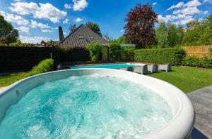 Rode Tiny House met zwembad