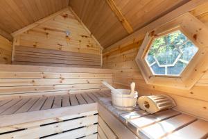 Rode Tiny House met zwembad