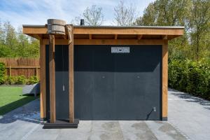 Rode Tiny House met zwembad