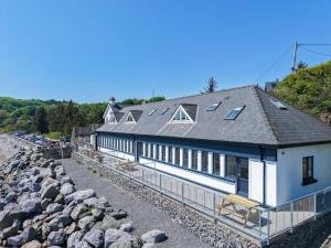 Waterfront 1 - 1 Bedroom Apartment - Wisemans Bridge