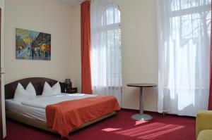Double Room with Sofa Bed (3 Persons) room in Hotel Polo am ZOB