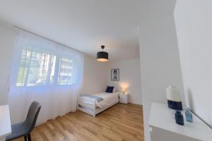 Spacious 2-Bedroom Apartment with Balcony - Quiet Area Neuchâtel - VDE44-1F