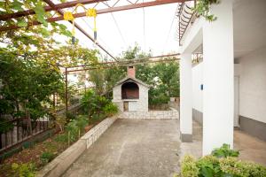 Apartments Mato with balconies, garden & the sea view