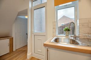 The Wingrove Retreat, Near Newcastle City Centre by Week2Week