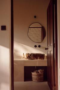 Room in private villa with AC and Pool - Mihira Home