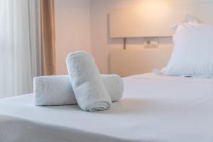 Bright Modern Apartment with Balcony Views Golem