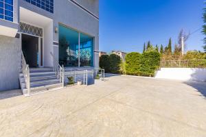 Bright Modern Apartment with Balcony Views Golem