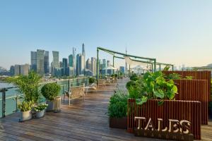 Banyantree Shanghai On the Bund - Tales rooftop bar boasts a jaw-dropping panoramic vista