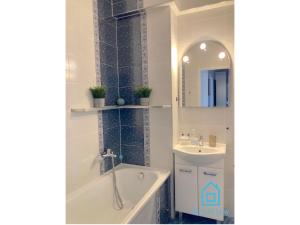 Manhattan Apartment - 15 Minutes to Seaside