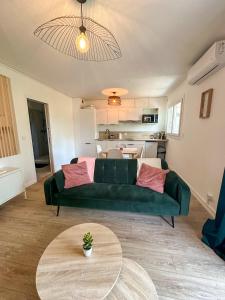 Appartements Studio wifi, parking privatif prive, clim, proche plage et polygone riviera : photos des chambres