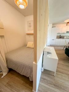 Appartements Studio wifi, parking privatif prive, clim, proche plage et polygone riviera : photos des chambres