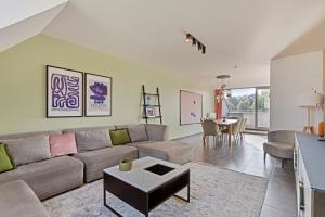 Ruim 3 slaapkamer appartement met parking nabij NATO