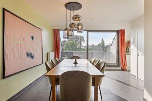 Ruim 3 slaapkamer appartement met parking nabij NATO