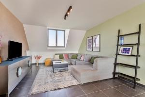 Ruim 3 slaapkamer appartement met parking nabij NATO