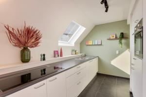 Ruim 3 slaapkamer appartement met parking nabij NATO