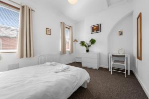 Bright 2BD Home - 10 mins to Central Manchester