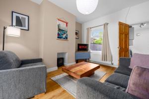 Bright 2BD Home - 10 mins to Central Manchester