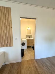 Appartements Studio wifi, parking privatif prive, clim, proche plage et polygone riviera : photos des chambres