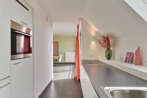 Ruim 3 slaapkamer appartement met parking nabij NATO