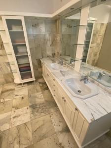 Red Hill Beach House - stunning 3-story residence