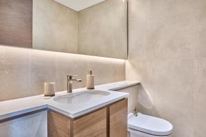 STAY BY LATINEM Luxury 1BR Holiday Home CVG 3204 Near Burj Khalifa