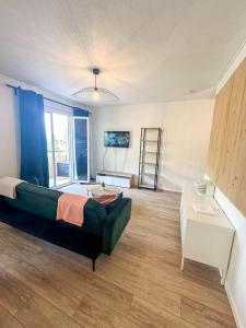 Appartements Studio wifi, parking privatif prive, clim, proche plage et polygone riviera : photos des chambres