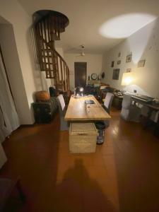 Porzione di casale con cortile e vista parco