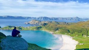 Idyllisk overnatting i dome ved sandstrand