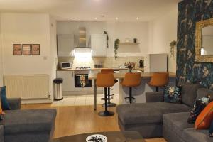 Explorers Rest - Elegant Base by Historic Liverpool - Charming Apartments