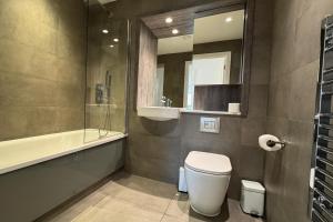 Luxury 2 Bedroom Apartment - Juliet Balcony - Fast WiFi - Netflix 706SW