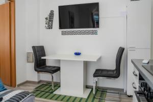 Rooftop Terrace Apartment - Happy Rentals