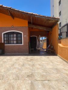 Casa pé na areia 50 metros do mar próximo a Plataforma de Pesca e Feirinha de Artesanato ótimo lugar para relaxar com a família