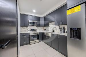 Luxury Condo - pool in Kingston - G28